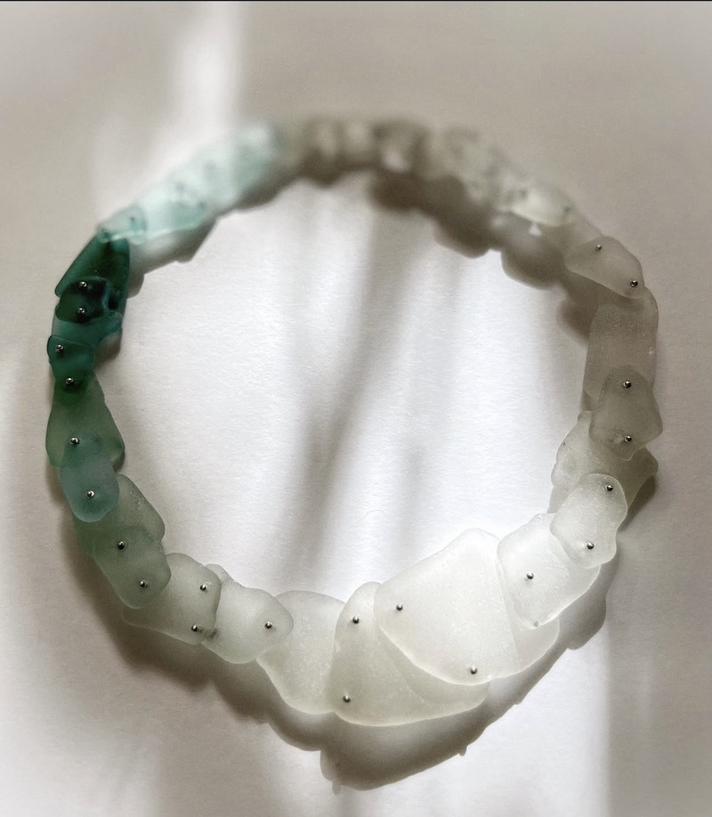 Olga Oblezina, botanicOlla, joyería de vidrio, vidrio reciclado, sea glass, vidrio y metal, joyas botánicas, arte en vidrio, vidrio contemporáneo.