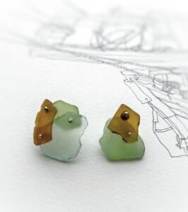 Olga Oblezina, botanicOlla, joyería de vidrio, vidrio reciclado, sea glass, vidrio y metal, joyas botánicas, arte en vidrio, vidrio contemporáneo.