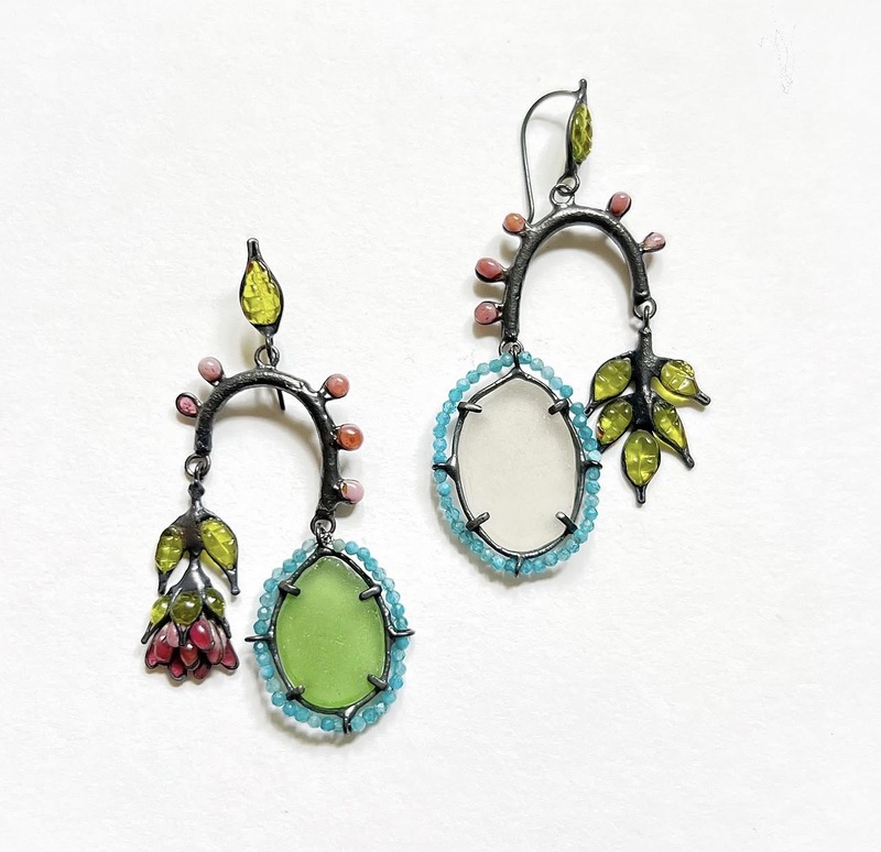 Olga Oblezina, botanicOlla, joyería de vidrio, vidrio reciclado, sea glass, vidrio y metal, joyas botánicas, arte en vidrio, vidrio contemporáneo. Olga Oblezina, botanicOlla, joyería de vidrio, vidrio reciclado, sea glass, vidrio y metal, joyas botánicas, arte en vidrio, vidrio contemporáneo.
