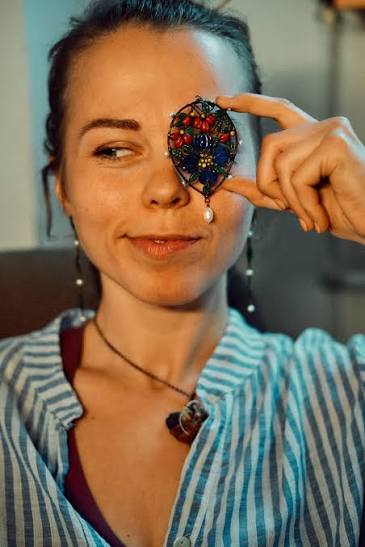 Olga Oblezina, botanicOlla, joyería de vidrio, vidrio reciclado, sea glass, vidrio y metal, joyas botánicas, arte en vidrio, vidrio contemporáneo.