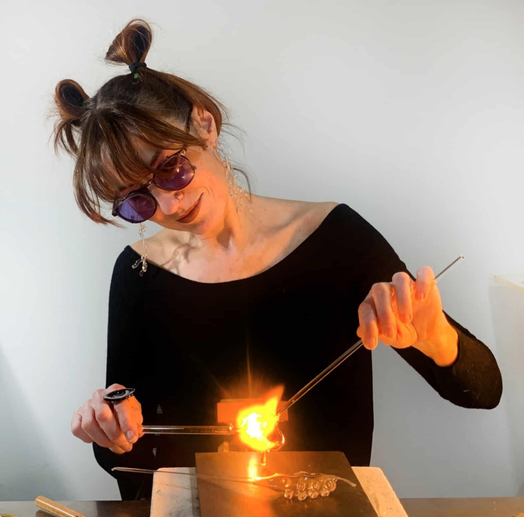 Oficio y Luz son unas jornadas técnicas sobre la formación, el aprendizaje y la transmisión del vidrio artesanal en España, celebradas los días 24 y 25 de septiembre de 2026 en el Centro Albayzín de Granada, con participación presencial y online gratuita. Oficio y Luz son unas jornadas técnicas sobre la formación, el aprendizaje y la transmisión del vidrio artesanal en España, celebradas los días 24 y 25 de septiembre de 2026 en el Centro Albayzín de Granada, con participación presencial y online gratuita.