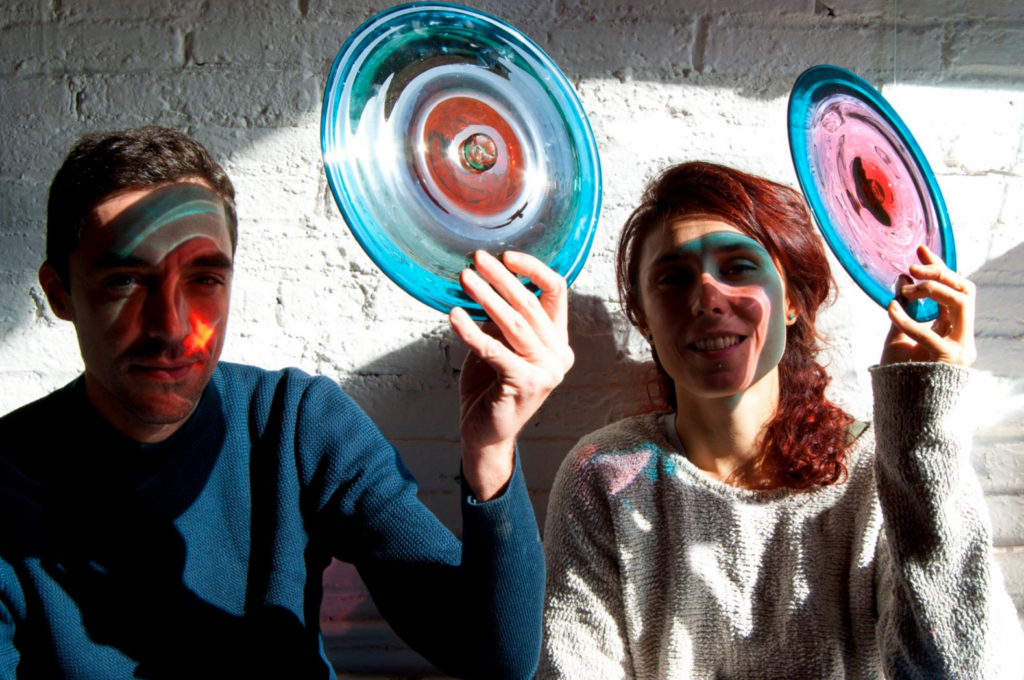 Oficio y Luz son unas jornadas técnicas sobre la formación, el aprendizaje y la transmisión del vidrio artesanal en España, celebradas los días 24 y 25 de septiembre de 2026 en el Centro Albayzín de Granada, con participación presencial y online gratuita. Oficio y Luz son unas jornadas técnicas sobre la formación, el aprendizaje y la transmisión del vidrio artesanal en España, celebradas los días 24 y 25 de septiembre de 2026 en el Centro Albayzín de Granada, con participación presencial y online gratuita.