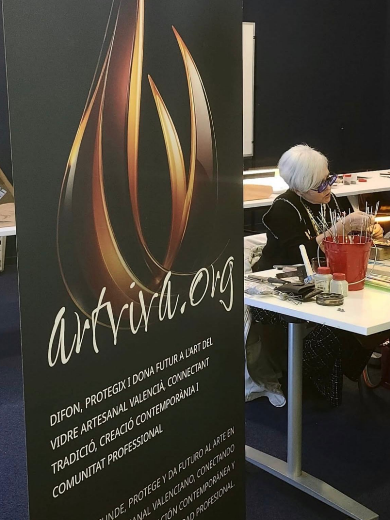 Oficio y Luz son unas jornadas técnicas sobre la formación, el aprendizaje y la transmisión del vidrio artesanal en España, celebradas los días 24 y 25 de septiembre de 2026 en el Centro Albayzín de Granada, con participación presencial y online gratuita. Oficio y Luz son unas jornadas técnicas sobre la formación, el aprendizaje y la transmisión del vidrio artesanal en España, celebradas los días 24 y 25 de septiembre de 2026 en el Centro Albayzín de Granada, con participación presencial y online gratuita.