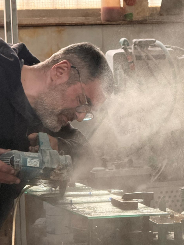 Oficio y Luz son unas jornadas técnicas sobre la formación, el aprendizaje y la transmisión del vidrio artesanal en España, celebradas los días 24 y 25 de septiembre de 2026 en el Centro Albayzín de Granada, con participación presencial y online gratuita. Oficio y Luz son unas jornadas técnicas sobre la formación, el aprendizaje y la transmisión del vidrio artesanal en España, celebradas los días 24 y 25 de septiembre de 2026 en el Centro Albayzín de Granada, con participación presencial y online gratuita.