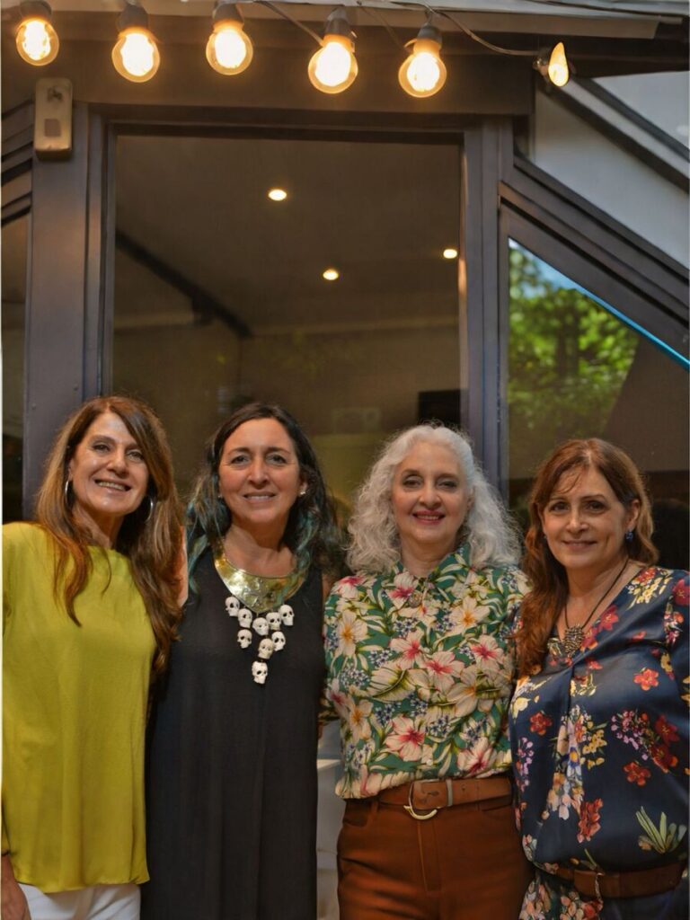 Cuatro Territorios reúne a Marisa Berrone, Laura Rivolta, Claudia Schnaider y Cristina Romero en una exposición de vidrio contemporáneo en la Legislatura de Buenos Aires.