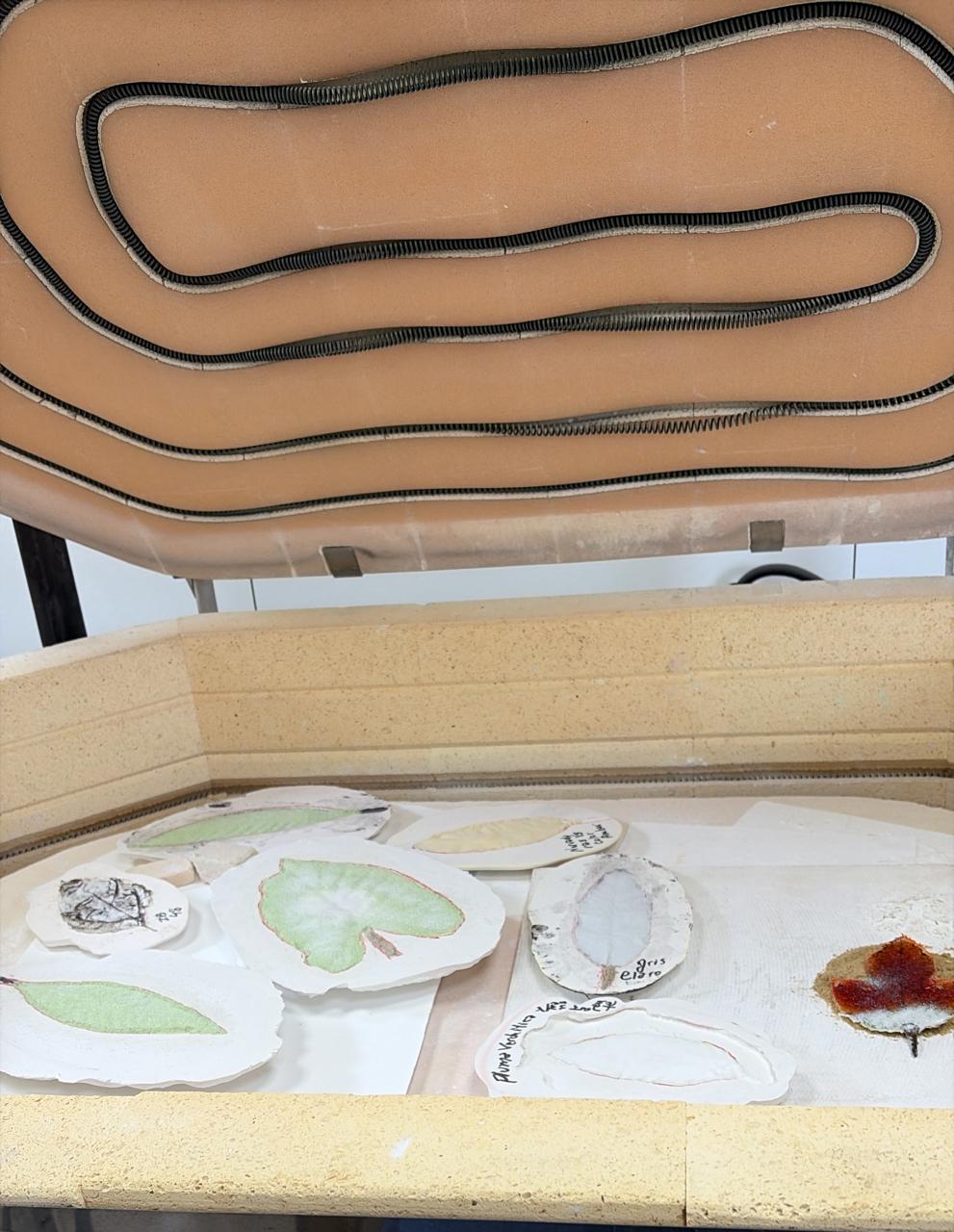 ArteLamroth 2026 se celebra del 28 al 30 de octubre en Florida, Buenos Aires. Descubre la obra ÍNTIMO, de Silvia Holzkan, que une vidrio, naturaleza y emociones.