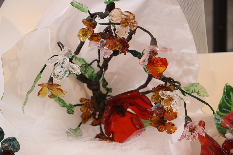 Exposición Horizontes en Galería Pasaje Belgrano, Buenos Aires, con obras de Marcelo Torretta, la instalación colectiva Flora y esculturas en vidrio de Mirta C. Kowcz y Patricia Stranieri.
