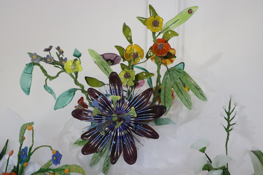 Exposición Horizontes en Galería Pasaje Belgrano, Buenos Aires, con obras de Marcelo Torretta, la instalación colectiva Flora y esculturas en vidrio de Mirta C. Kowcz y Patricia Stranieri.