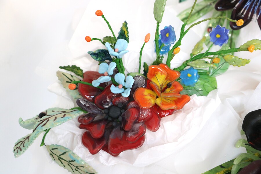 Exposición Horizontes en Galería Pasaje Belgrano, Buenos Aires, con obras de Marcelo Torretta, la instalación colectiva Flora y esculturas en vidrio de Mirta C. Kowcz y Patricia Stranieri.