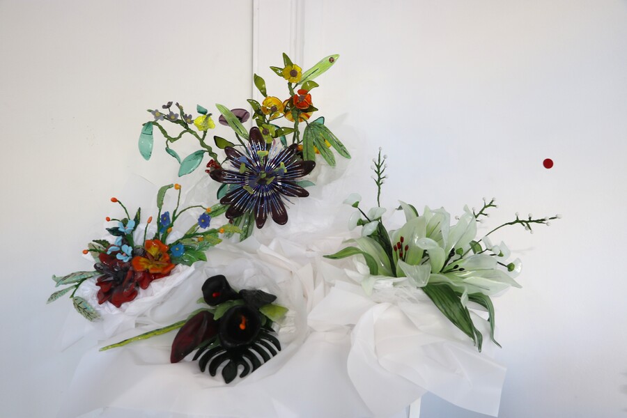 Exposición Horizontes en Galería Pasaje Belgrano, Buenos Aires, con obras de Marcelo Torretta, la instalación colectiva Flora y esculturas en vidrio de Mirta C. Kowcz y Patricia Stranieri.