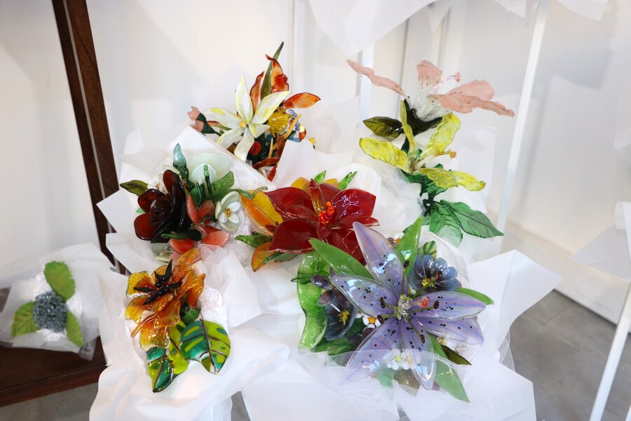 Exposición Horizontes en Galería Pasaje Belgrano, Buenos Aires, con obras de Marcelo Torretta, la instalación colectiva Flora y esculturas en vidrio de Mirta C. Kowcz y Patricia Stranieri.