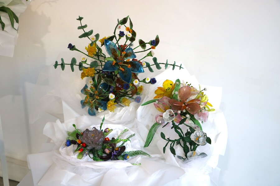 Exposición Horizontes en Galería Pasaje Belgrano, Buenos Aires, con obras de Marcelo Torretta, la instalación colectiva Flora y esculturas en vidrio de Mirta C. Kowcz y Patricia Stranieri.