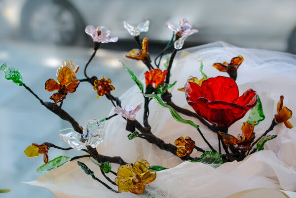 Exposición Horizontes en Galería Pasaje Belgrano, Buenos Aires, con obras de Marcelo Torretta, la instalación colectiva Flora y esculturas en vidrio de Mirta C. Kowcz y Patricia Stranieri.