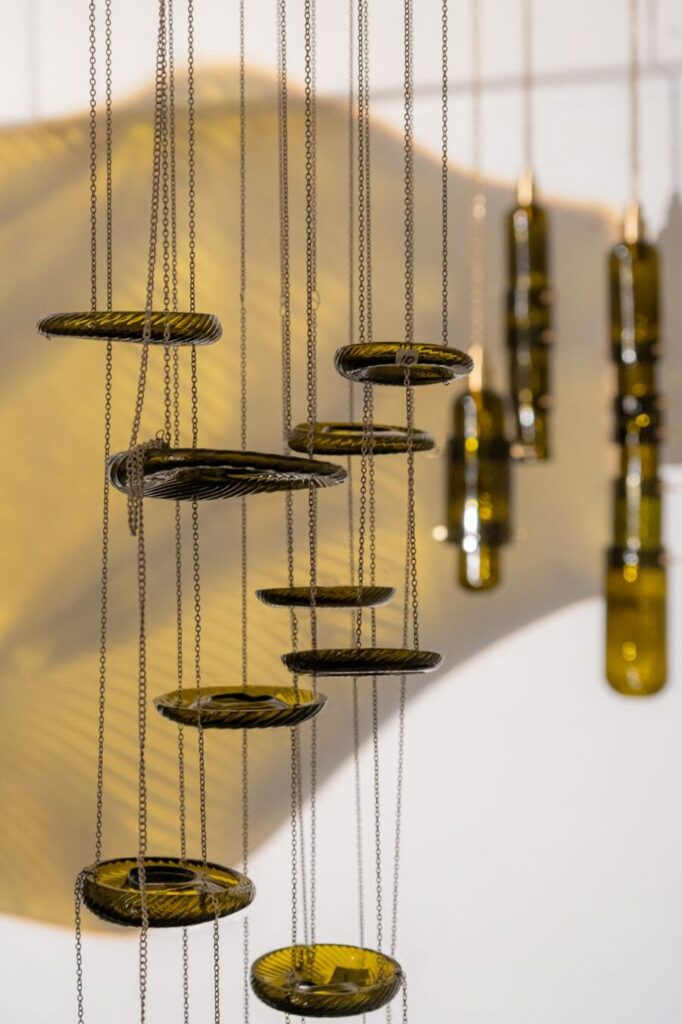 Luisa Restrepo funda y dirige El Balneario, un taller-laboratorio de vidrio que explora los procesos de diseño a través del material. Su práctica experimental se enfoca en el intercambio no verbal entre los distintos agentes que participan en el proceso de diseño —el material siendo uno de ellos—, buscando generar conciencia de la experiencia de transformación y crecimiento mutuos. Luisa realizó sus estudios profesionales en Wolverhampton University, Inglaterra, donde cursó ‘Diseño tridimensional con especialización en vidrio’, y cursó su maestría en ‘Estudios de Diseño’ en la Universidad de Centro, diseño, cine y televisión en Ciudad de México, México. Luisa ha sido parte de los programas de residencia de North Lands Creative y CGSC Center. Ha impartido talleres en Pilchuck Glass School y Urban Glass entre otras escuelas. Es recipiente del primer puesto en The Glass Prize, Bullseye Glass Artist en Inglaterra; en la Bienal del Museo de Vidrio en Bogotá, Colombia; y primer premio en el Istituto Europeo di Design, Milán, Italia. También ha sido finalista en la Bienal del Vidrio Monterrey, México; Emerge 2012 de Bullseye, Portland, US y Young Glass 2007 en Ebeltoft, Dinamarca. En los últimos años ha sido invitada a participar en la Feria MACO Arte y Diseño Contemporáneo y Design Week, ambos en México. Su trabajo ha sido expuesto tanto nacional como internacionalmente. Luisa Restrepo funda y dirige El Balneario, un taller-laboratorio de vidrio que explora los procesos de diseño a través del material. Su práctica experimental se enfoca en el intercambio no verbal entre los distintos agentes que participan en el proceso de diseño —el material siendo uno de ellos—, buscando generar conciencia de la experiencia de transformación y crecimiento mutuos. Luisa realizó sus estudios profesionales en Wolverhampton University, Inglaterra, donde cursó ‘Diseño tridimensional con especialización en vidrio’, y cursó su maestría en ‘Estudios de Diseño’ en la Universidad de Centro, diseño, cine y televisión en Ciudad de México, México. Luisa ha sido parte de los programas de residencia de North Lands Creative y CGSC Center. Ha impartido talleres en Pilchuck Glass School y Urban Glass entre otras escuelas. Es recipiente del primer puesto en The Glass Prize, Bullseye Glass Artist en Inglaterra; en la Bienal del Museo de Vidrio en Bogotá, Colombia; y primer premio en el Istituto Europeo di Design, Milán, Italia. También ha sido finalista en la Bienal del Vidrio Monterrey, México; Emerge 2012 de Bullseye, Portland, US y Young Glass 2007 en Ebeltoft, Dinamarca. En los últimos años ha sido invitada a participar en la Feria MACO Arte y Diseño Contemporáneo y Design Week, ambos en México. Su trabajo ha sido expuesto tanto nacional como internacionalmente.